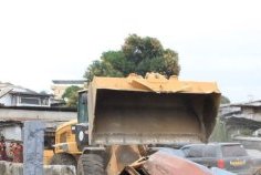 Libreville : la mairie désencombre le quartier STFO pour libérer l’espace public