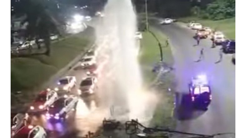 Accident spectaculaire au PK5 : une canalisation éventrée, un véhicule pulvérisé, mais aucun blessé grave