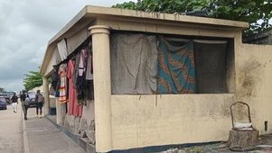 Libreville : un couple de personnes souffrant de troubles mentaux squatte un espace étudiant près de l’UOB