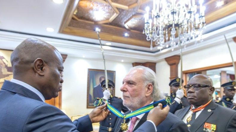 Relations Gabon- Espagne : un diplomate décoré pour son engagement 