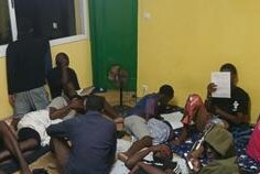 Logements saturés, cours suspendus : les étudiants interpellent le chef de l’État 