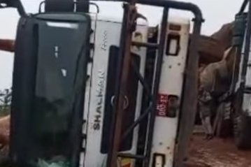 Mouila&nbsp;: le pont de Doussama impraticable après un croisement de deux grumiers 