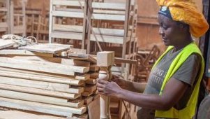 Gabon / Gyrielle Kogou Boukinda&nbsp;: une femme au cœur de la menuiserie funéraire, elle fabrique des cercueils et bouscule les préjugés