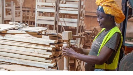 Gabon / Gyrielle Kogou Boukinda&nbsp;: une femme au cœur de la menuiserie funéraire, elle fabrique des cercueils et bouscule les préjugés