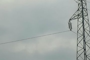 Plein ciel&nbsp;: Un câble haute tension s’affaisse, des questions sur la sécurité des riverains 