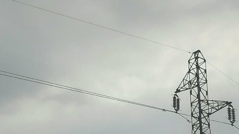 Plein ciel&nbsp;: Un câble haute tension s’affaisse, des questions sur la sécurité des riverains 