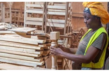 Gabon / Gyrielle Kogou Boukinda&nbsp;: une femme au cœur de la menuiserie funéraire, elle fabrique des cercueils et bouscule les préjugés