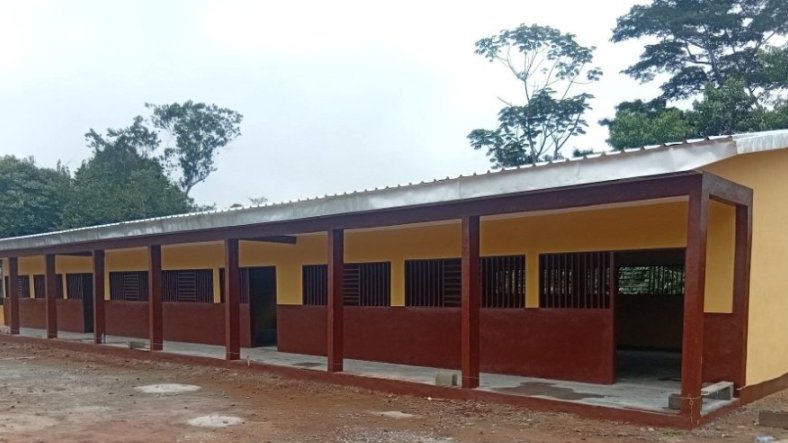 Gabon / Mékambo&nbsp;: l’État livre un bâtiment scolaire neuf,  les citoyens doivent chercher les tables-bancs