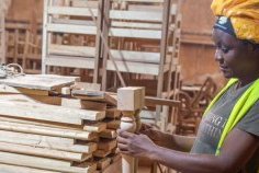Gabon / Gyrielle Kogou Boukinda&nbsp;: une femme au cœur de la menuiserie funéraire, elle fabrique des cercueils et bouscule les préjugés