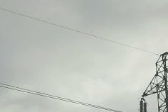 Plein ciel&nbsp;: Un câble haute tension s’affaisse, des questions sur la sécurité des riverains 